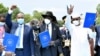 Le général Abdel Fattah al-Burhan (à g.), chef du Conseil souverain du Soudan, le président du Sud-Soudan Salva Kiir (centre) et le président du Tchad Idriss Deby (à dr.) lors de la cérémonie de paix à Juba, au Sud-Soudan, le 3 octobre 2020. (Photo: REUTERS/Jok Solomun)