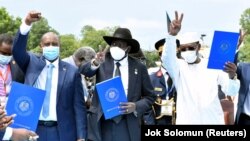 Le général Abdel Fattah al-Burhan (à g.), chef du Conseil souverain du Soudan, le président du Sud-Soudan Salva Kiir (centre) et le président du Tchad Idriss Deby (à dr.) lors de la cérémonie de paix à Juba, au Sud-Soudan, le 3 octobre 2020. (Photo: REUTERS/Jok Solomun)