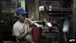 Un hombre trabaja en una fábrica de cubos. Hoteles, restaurantes, bares, pequeñas fábricas, tiendas e incluso vendedores de tortillas han bajado sus ventas, tras crisis política. Foto de archivo.