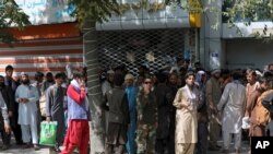 مردم در کابل برای بیرون آوردن پول‌شان از بانک در صف ایستاده‌اند. -۲۴ مرداد ۱۴۰۰