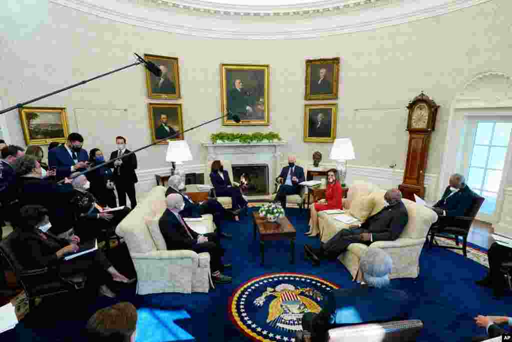 پرزیدنت بایدن و کامالا هریس معاون رئيس جمهوری با نانسی پلوسی رئیس دموکرات مجلس نمایندگان و سایر اعضای ارشد دموکرات در کاخ سفید دیدار کردند. 