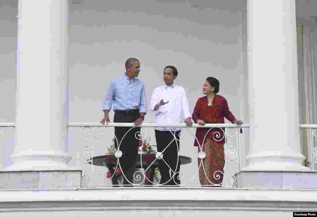  Presiden Joko Widodo dan Ibu Negara Iriana menyambut hangat kedatangan mantan Presiden Barack Obama di Istana Bogor, Jumat (30/6). 