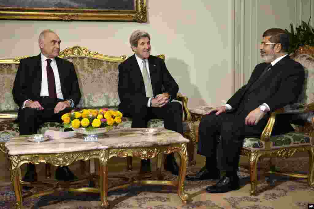 Egyptian Foreign Minister Kamel Amr, left, sits with U.S. Secretary of State John Kerry, center, and Egyptian President Mohamed Morsi during their meeting at the Presidential Palace in Cairo, Egypt, March 3, 2013.