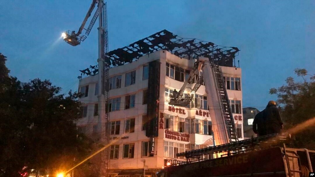 Kebakaran Hotel Arpit Palace di kawasan Karol Bagh, New Delhi, India, 12 Februari 2019, menewaskan sedikitnya 17 orang. (Foto: Sivanand Chad via AP).
