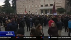 Tiranë, protestat pritet të rifillojnë të hënën