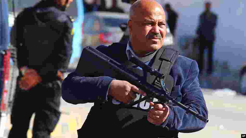 Des policiers tunisiens prennent position dans la banlieue de Ben Guerdane, dans le sud de la Tunisie le mardi 8 mars 2016.