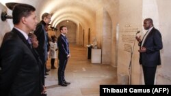 Le président français Emmanuel Macron assiste à un hommage sur la tombe de l'écrivain Aimé Césaire (1913-2008) lors d'une cérémonie au Panthéon à Paris, le 27 avril 2018 