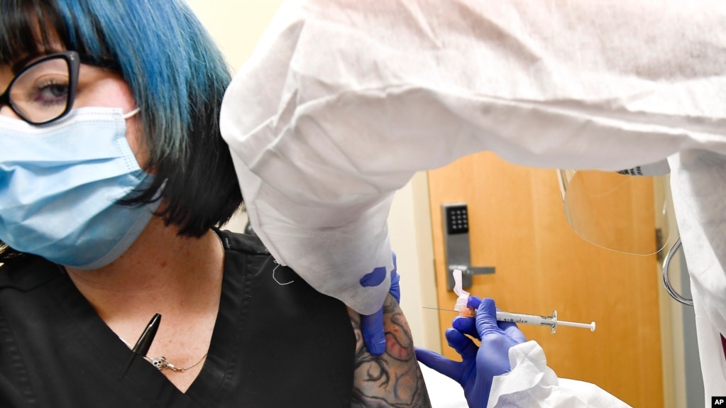 Một người tình nguyện đang được tiêm thử nghiệm vaccine của hãng Moderna ở New York