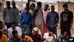 Sit-in devant le siège de l'armée à Khartoum, au Soudan, le 20 avril 2019. Les manifestants exigent que l'armée, qui a renversé et arrêté le président Omar al-Bashir la semaine dernière, cède immédiatement le pouvoir.