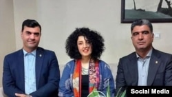 خسرو علیکردی، وکیل جان‌باخته (سمت راست)، و جواد علیکردی، برادر او، در کنار نرگس محمدی، برنده جایزه صلح نوبل (عکس آرشیوی)
