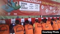 Sejumlah narapidana melakukan pembicaraan dengan fasilitas "video call" yang disediakan Rutan Cipinang, Jakarta. (courtesy: Rutan Cipinang)