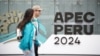 La gente camina en la sede de la cumbre de Cooperación Económica Asia-Pacífico (APEC), en Lima, Perú, el 12 de noviembre de 2024.