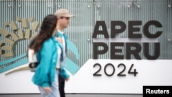 La gente camina en la sede de la cumbre de Cooperación Económica Asia-Pacífico (APEC), en Lima, Perú, el 12 de noviembre de 2024.