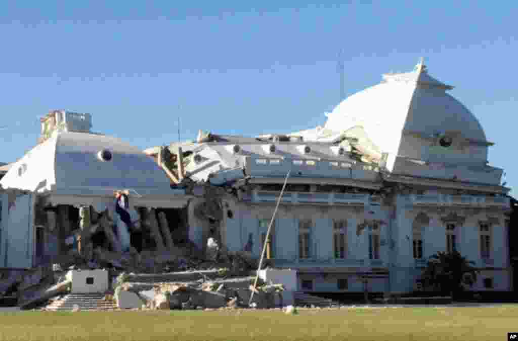 **RECROPPED VERSION OF XLAT104** Haiti's National Palace is seen damaged in Port-au-Prince, Wednesday, Jan. 13, 2010. A powerful earthquake struck the country on Tuesday. (AP Photo/Jorge Cruz) ** DOMINICAN REPUBLIC OUT **