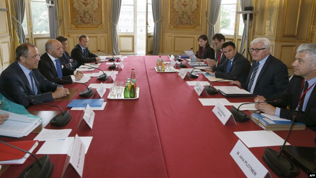  French Foreign Minister Laurent Fabius (2-L) attends a meeting with Russian Foreign Minister Sergei Lavrov (L), German Foreign Minister Frank-Walter Steinmeier (2-R) and Ukrainian Foreign Minister Pavlo Klimkin (3-R), June 23, 2015, in Paris.