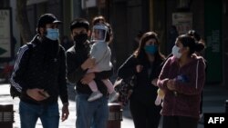 Personas con mascarilla caminan por la Plaza de Armas en Santiago, el 15 de julio de 2020.