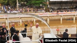 Le pape François, peu avant la messe à Namugongo, Ouganda, le 28 novembre 2015.