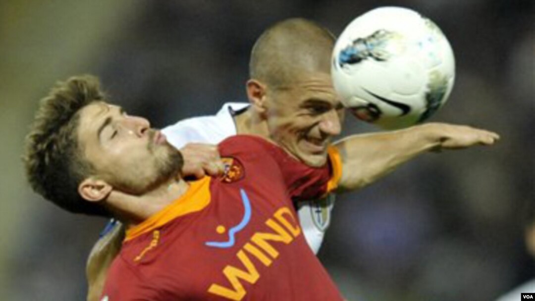 Striker AS Roma, Fabio Borini (baju merah) akan absen lima minggu karena cidera paha saat melawan AC Milan, Sabtu lalu (Foto:dok)