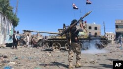 FILE - Tribal fighters prepare to battle Shi'ite rebels known as Houthis in Tais, Yemen, Nov. 16, 2015. A U.N. envoy says warring factions have agreed to peace talks in Switzerland next week.