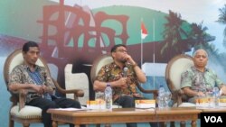 Para pembicara dalam diskusi "Napi Plesiran di Gedung MPR/DPR Senayan," Kamis (9/2): Anggota Komisi III DPR Nasir Djalamil dan pakar hukum pidana Universitas Indonesia Akhyar Salmi (kanan). (VOA/Fathiyah Wardah)