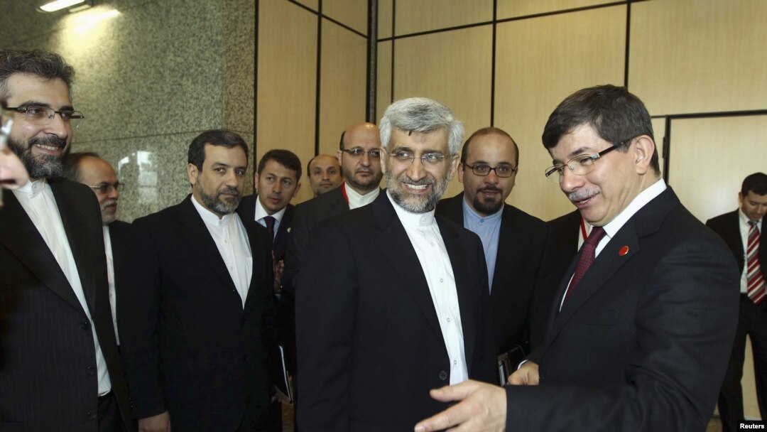 Turkiya tashqi ishlar vaziri Ahmet Davutoglu Eron rasmiysi Sayid Jaliliy bilan. 2012-yil, aprel. 