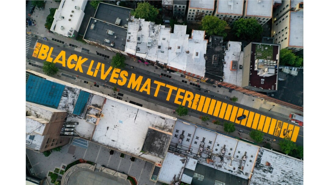 "Black Lives Matter" dilukis di Fulton Street, di wilayah Brooklyn di New York City, 15 Juni 2020. (Foto: AP)