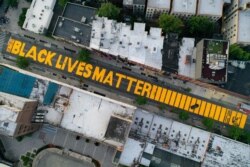 "Black Lives Matter" dilukis di Fulton Street, di wilayah Brooklyn di New York City, 15 Juni 2020. (Foto: AP)