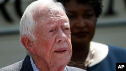 ARCHIVO: en esta foto del 18 de septiembre de 2018, el expresidente Jimmy Carter habla durante una conferencia de prensa en Plains, Georgia. Una portavoz dijo que el expresidente se ha roto la cadera y fue sometido a una cirugía en un centro médico en Americus, Ga. 