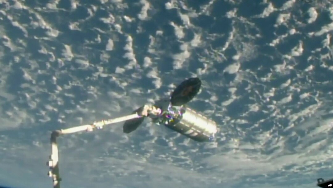 La cápsula Cygnus se prepara para acoplarse a la Estación Espacial Internacional el jueves, 24 de mayo, de 2018.