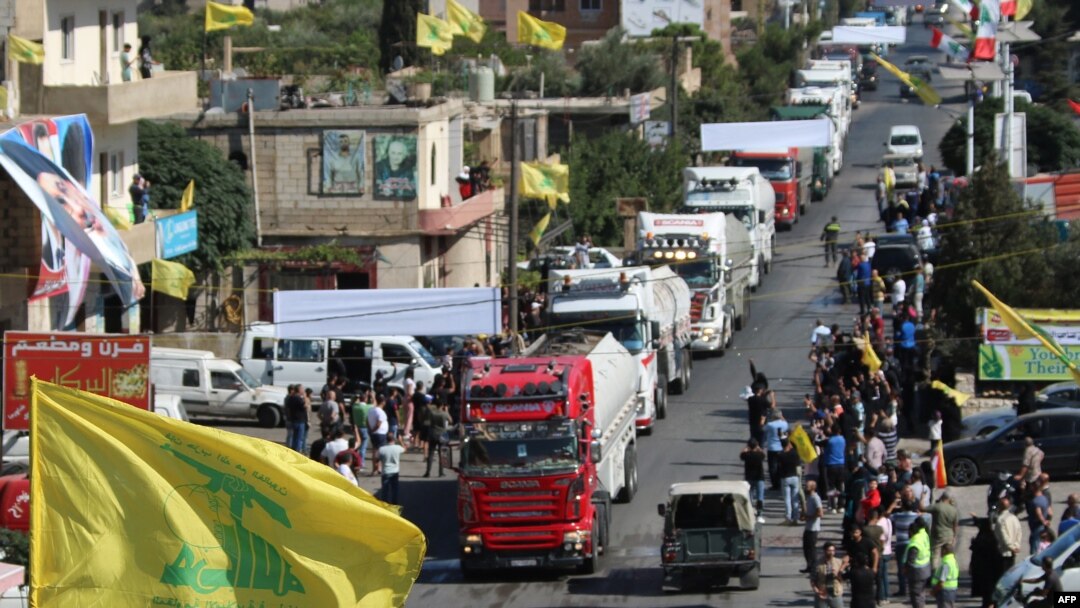Bendera Hezbollah berkibar menyambut kedatangan tanker yang membawa minyak Iran di al-Ain, Hermel, di Lembah Bekaa, Lebanon timur 16 September 2021. (AFP)