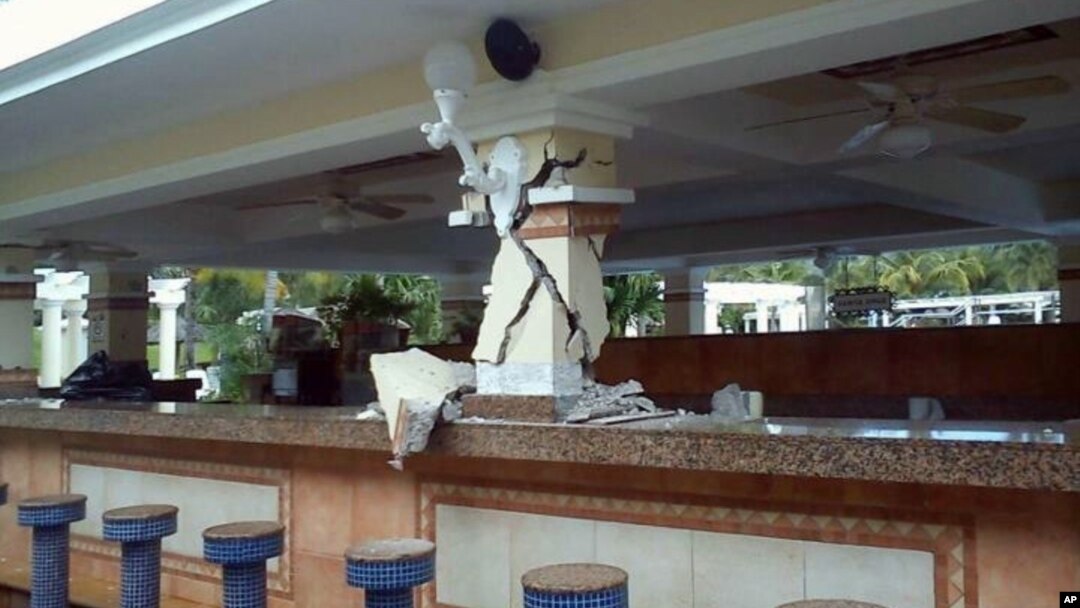 Kerusakan di bar di dalam Hotel Riu, Guanacaste, Kosta Rika, setelah gempa dahsyat Rabu (5/9). (Foto: Courtesy)