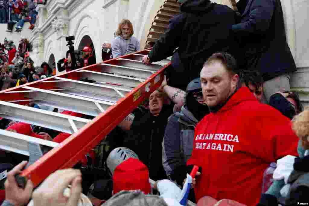 Apoiantes pró-Trump invadem o Capitólio durante confrontos com a polícia, enquanto o Congresso tentava dar seguimento à certificação das eleições presidenciais de 3 de Novembro de 2020.