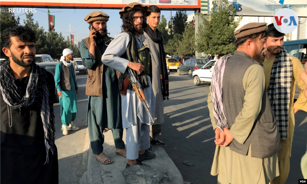 Un miembro de los talibanes frente al aeropuerto internacional Hamid Karzai en Kabul, Afganist&#225;n. [16 de agosto de 2021].