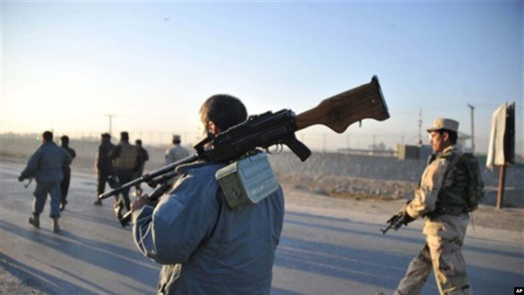Tentara Afghanistan berpatroli di Jalalabad, Provinsi Nangarhar, Afghanistan timur (foto: dok). Militan Taliban menyerang kantor palang merah di kota ini, Rabu 29/5. 