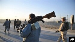 Tentara Afghanistan berpatroli di Jalalabad, Provinsi Nangarhar, Afghanistan timur (foto: dok). Militan Taliban menyerang kantor palang merah di kota ini, Rabu 29/5. 