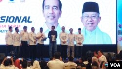 Jokowi menghadiri Rakernas Tim Kampange Nasional Indonesia Kerja di Surabaya, Minggu 28/10. (foto Petrus Riski/VOA)