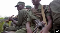 Des militaires congolais assis à bord d’un véhicule militaire dans la zone minière de Walikale, Nord-Kivu, 21 septembre 2010.