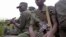 Des militaires congolais assis à bord d’un véhicule militaire dans la zone minière de Walikale, Nord-Kivu, 21 septembre 2010.
