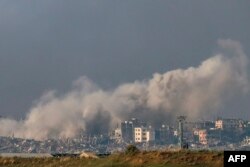 Dim iznad grada na sjeveru pojasa Gaze. (foto: Menahem KAHANA / AFP)