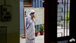 মাদার তেরেসার মৃত্যু বার্ষিকীতে তাঁর প্রতিষ্ঠিত সংগঠন মিশনারি অফ চ্যারিটির একজন নান প্রার্থনা করছেন। (ফাইল ফটো- বিকাস দাস/ এপি) 