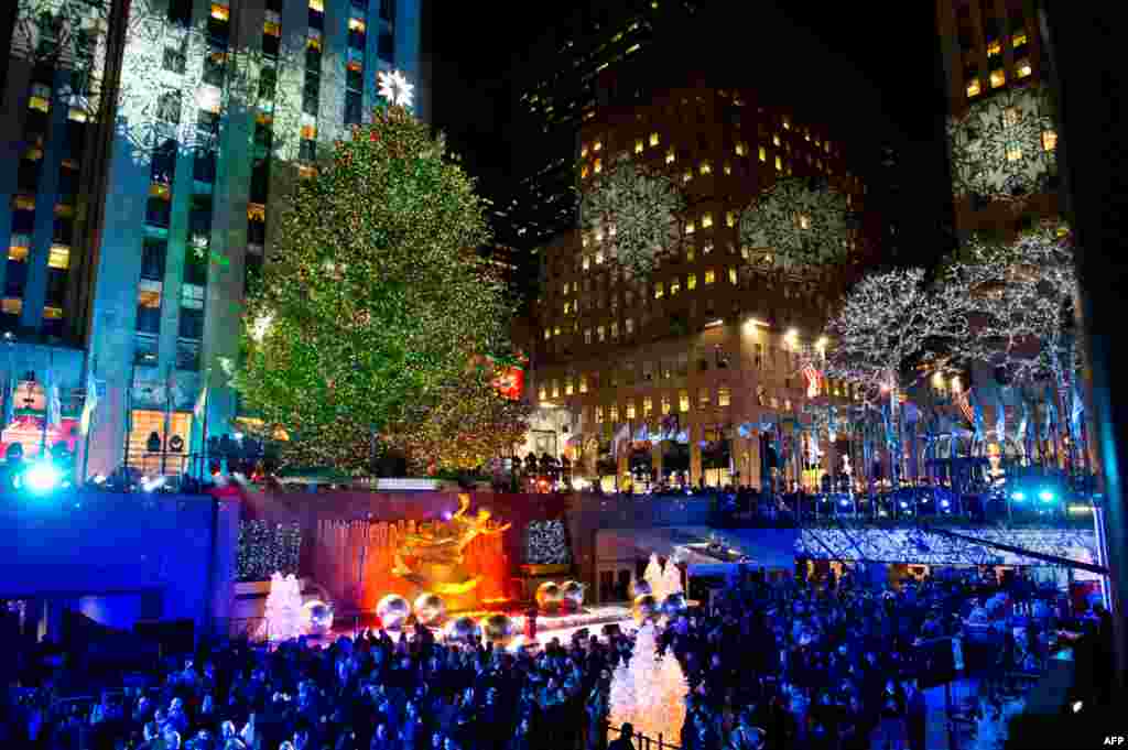 Рождественская елка высотой 22,5 метра в Рокфеллер-центре в Нью-Йорке украшена 30 тысячами энергосберегающих лампочек. 79-я церемония зажигания огней состоялась 30 ноября. Фото AP