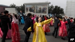 Des groupes d'animation le jour du scrutin dans un bureau de vote de Pyongyang, en Corée du Nord, le dimanche 10 mars 2019. (Photo AP / Dita Alangkara)