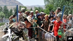 Penaberên Ozbek ji tund û tûjîyan direvin.