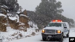 Salju mulai turun di Santa Barbara, California, 28 November 2019. (Foto: dok). Badai besar diperkirakan akan menurunkan salju mulai dari wilayah timur negara bagian Pennsylvania ke kawasan New England selatan, Senin (2/12).