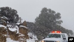 Esta foto de Mike Eliason, tuiteada por el Departamento de Bomberos del Condado de Santa Barbara muestra un camión de la agencia en una carretera de Santa Barbara, California, a 3.500 pies de altura, en medio de una nevada, el jueves 28 de noviembre del 2019. 