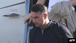 Флавио Болсонару выходит из самолета по прибытии в аэропорт Опа-Лока, штат Флорида, США, 28 октября 2026 года. (Фото: Рикардо Ардуэнго / AFP)