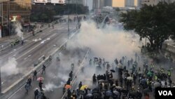 Polisi dan demonstran Hong Kong bentrok pada aksi protes hari Minggu (15/9). 