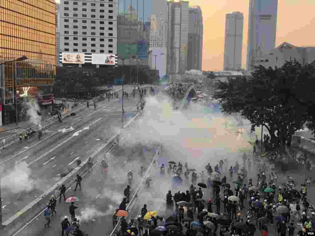 香港警方在政府总部外夏悫道施放多次催泪弹清场。 (2019年9月15日）