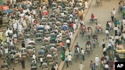 Un embouteillage de vélos rickshaws, bus et piétons sur une rue de Dhaka, la capitale du Bangladesh, le plus densément peuplé de la nation du monde, 5 août 1994. (AP Photo / John Moore)