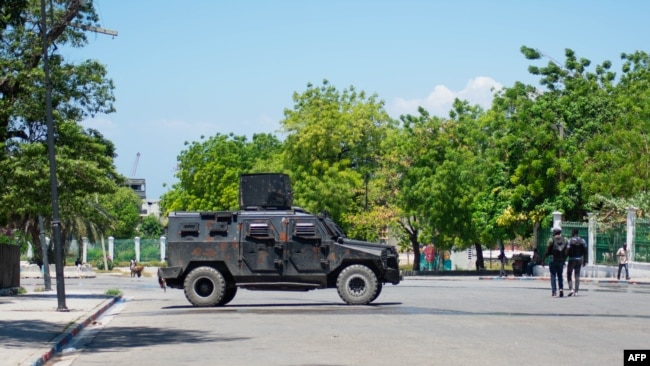 Un vehículo policial vigila el área cercana al Palacio Nacional en Puerto Príncipe, Haití, el 2 de abril de 2024.